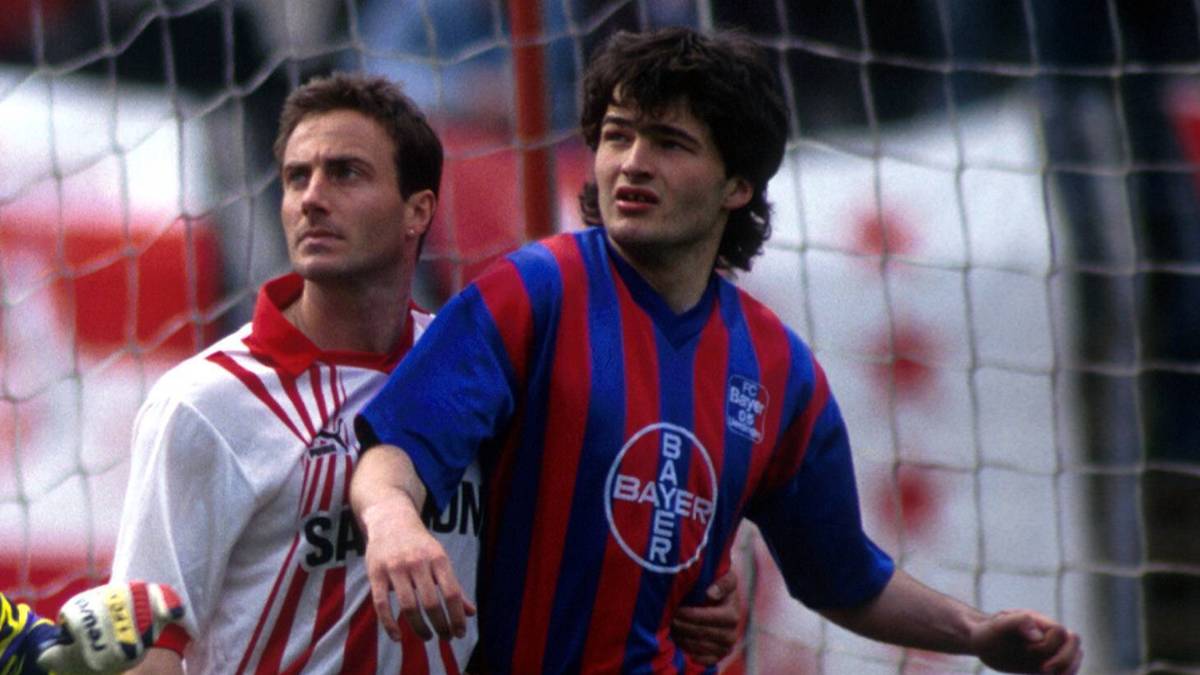 STEPHANE CHAPUISAT (r.) kam 1990 für 1,2 Mio Euro als Rekordtransfer von Lausanne Sports aus der Schweizer Heimat, ein Jahr später folgte der Wechsel für 1,35 Millionen nach Dortmund, wo er dann zur Stürmer-Legende avancierte