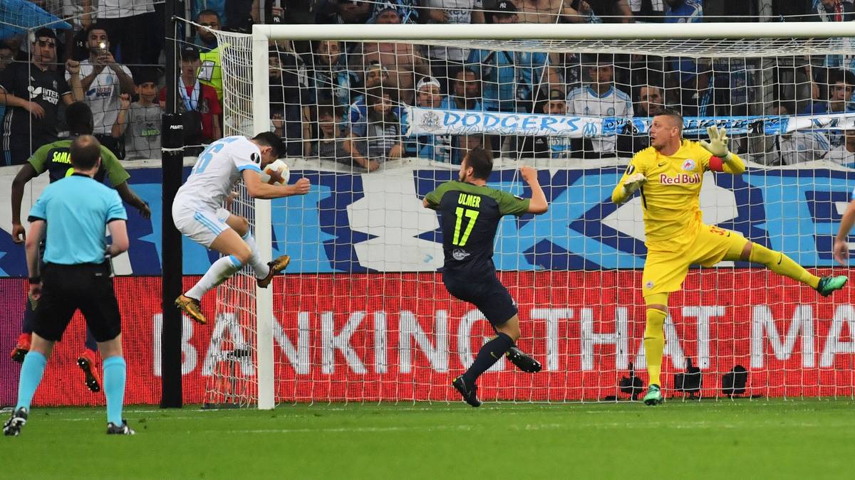 Das Führungstor für OM fällt dann in der 15 Minute: Nach einem Freistoß verliert die Salzburger Defensive Florian Thauvin aus den Augen. Der köpft sich den Ball selbst - allerdings unabsichtlich - an die Hand. Der Treffer zählt und stößt für Marseille das Tor zum Finale auf