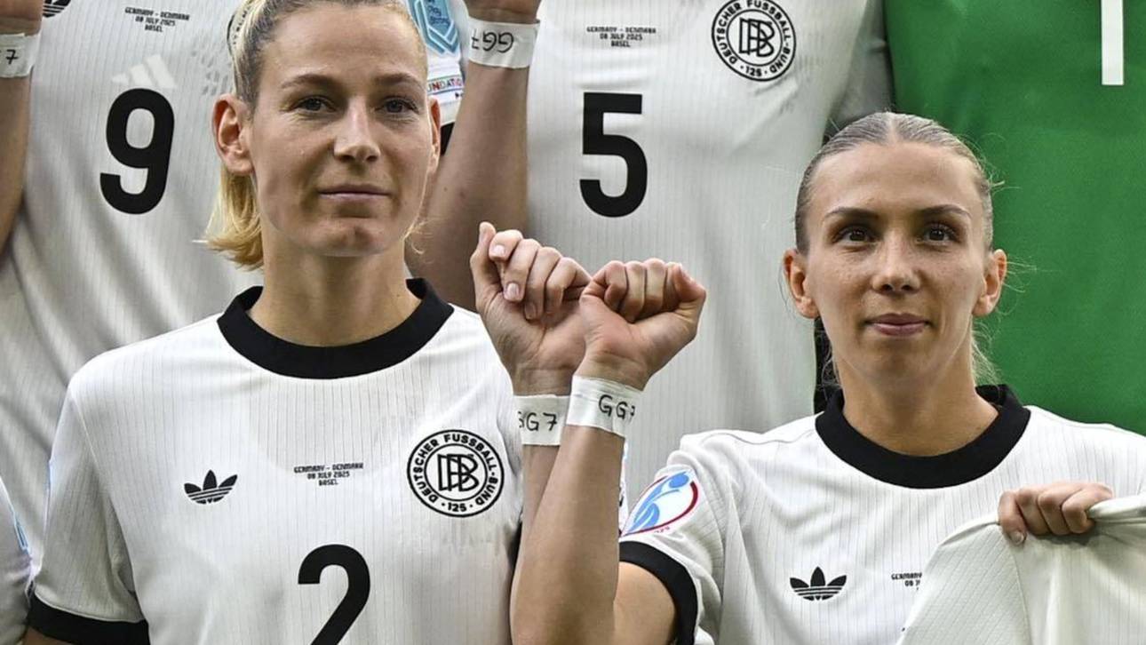 Sarai Linder und Elisa Sanß hielten beim Teamfoto das Armand für Giulia Gwinn hoch