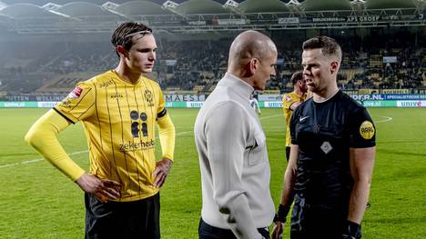Roda-Trainer Bas Sibum bei der 0:5-Klatsche gegen Breda im Gespräch mit dem Schiedsrichter
