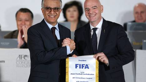 AFC-Chef Al-Khalifa mit FIFA-Boss Gianni Infantino (r.)