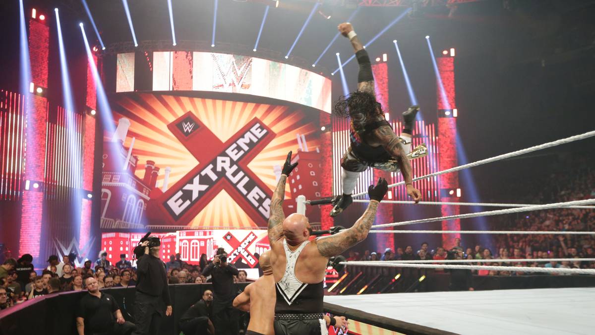 Das Eröffnungsmatch: Karl Anderson und Luke Gallows (u.l.) fordern die Usos