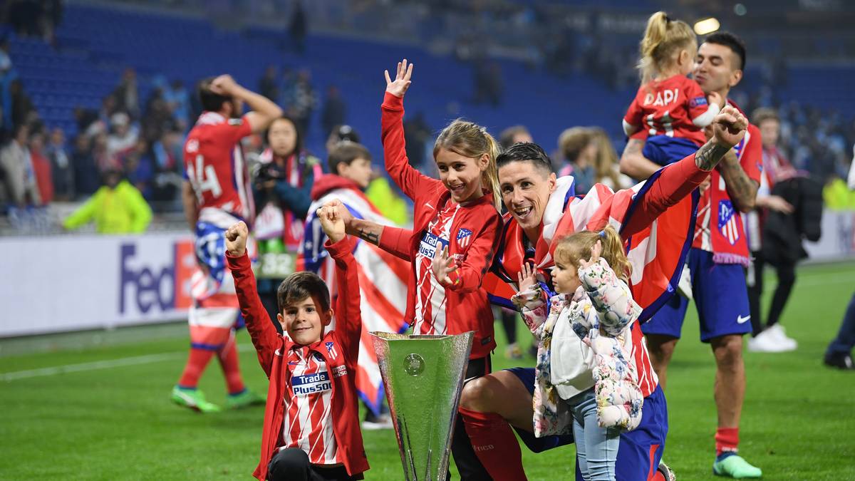 In der 90. Minute für den zweifachen Torschützen Antoine Griezmann eingewechselt, freute sich Fernando Torres wenige Minuten später mit seinen Kindern über den Gewinn Euro-League. Mit einem 3:0-Finalsieg gegen Olympique Marseille verabschiedet sich Torres anschließend ein zweites Mal ...