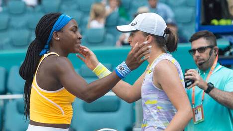 Coco Gauff (l.) trifft auf Iga Swiatek (r.)