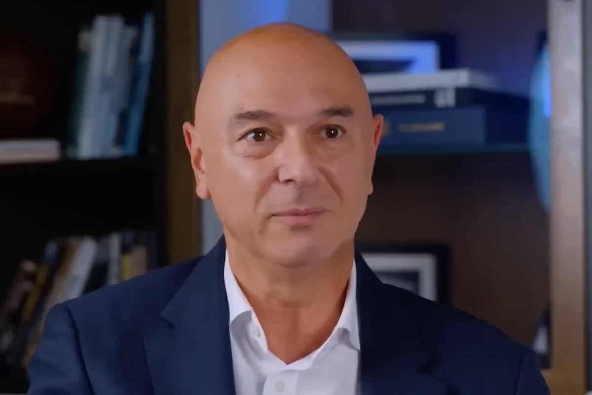 Tottenhams Präsident Daniel Levy und CEO Vinai Venkatesham erklären die Gründe für die Verpflichtung von Thomas Frank als neuen Spurs-Trainer, der Ange Postecoglou ersetzt.