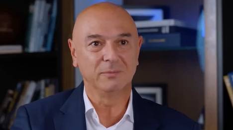 Tottenhams Präsident Daniel Levy und CEO Vinai Venkatesham erklären die Gründe für die Verpflichtung von Thomas Frank als neuen Spurs-Trainer, der Ange Postecoglou ersetzt.