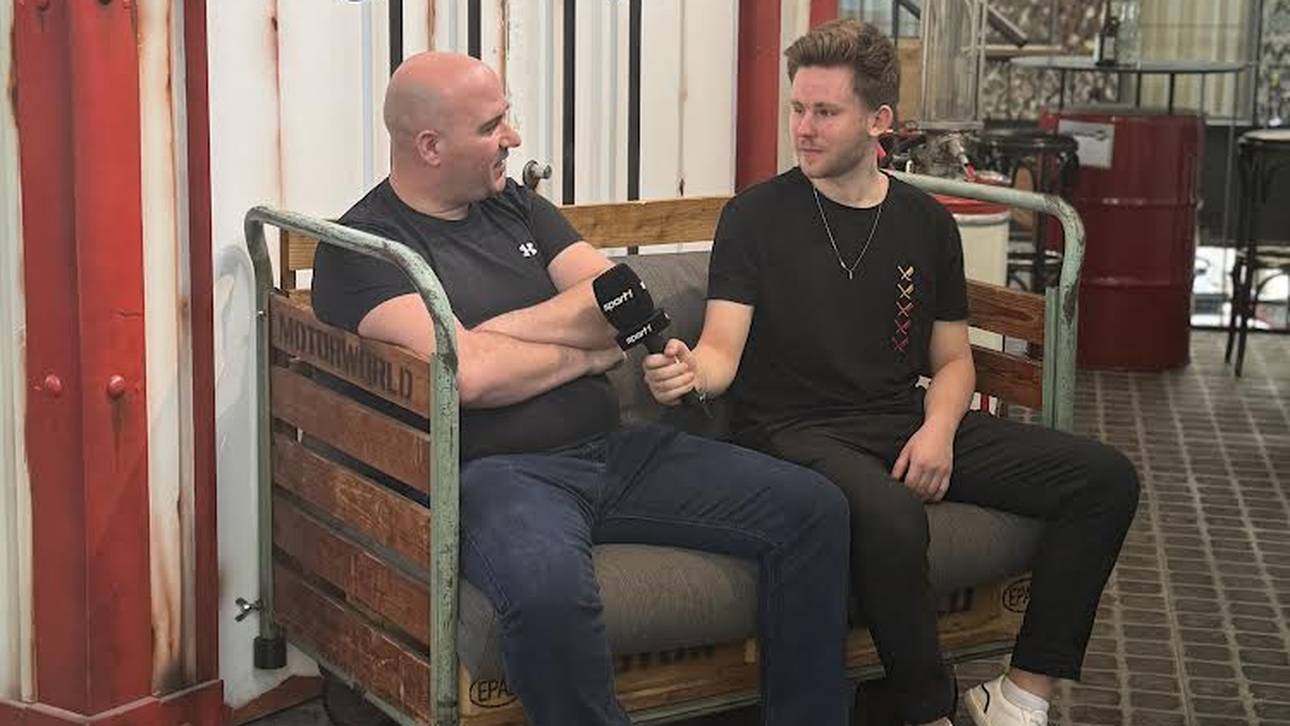 SPORT1-Reporter Benjamin Zügner traf Rob Cross am Rande des German Darts Grand Prix in München