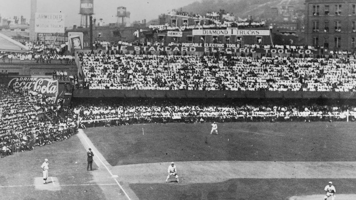 1919 wird sogar fast die gesamte Mannschaft der Chicago White Sox für immer ausgeschlossen, weil acht Spieler des damals besten Baseballteams zugeben, die World Series gegen die Cincinnati Reds (Bild der World Series) gegen Bezahlung absichtlich verloren zu haben. Die "Black Sox" sind geboren. Der naive "Shoeless" Joe Jackson gilt auch heute noch als einer der besten Spieler aller Zeiten, macht mit und wird so zu einer tragischen Figur - verewigt im Hollywoodfilm "Feld der Träume"
