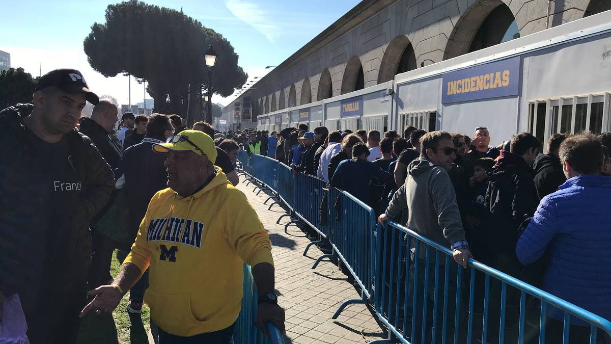 Boca-Fans holen in der Fanzone ihre Tickets ab