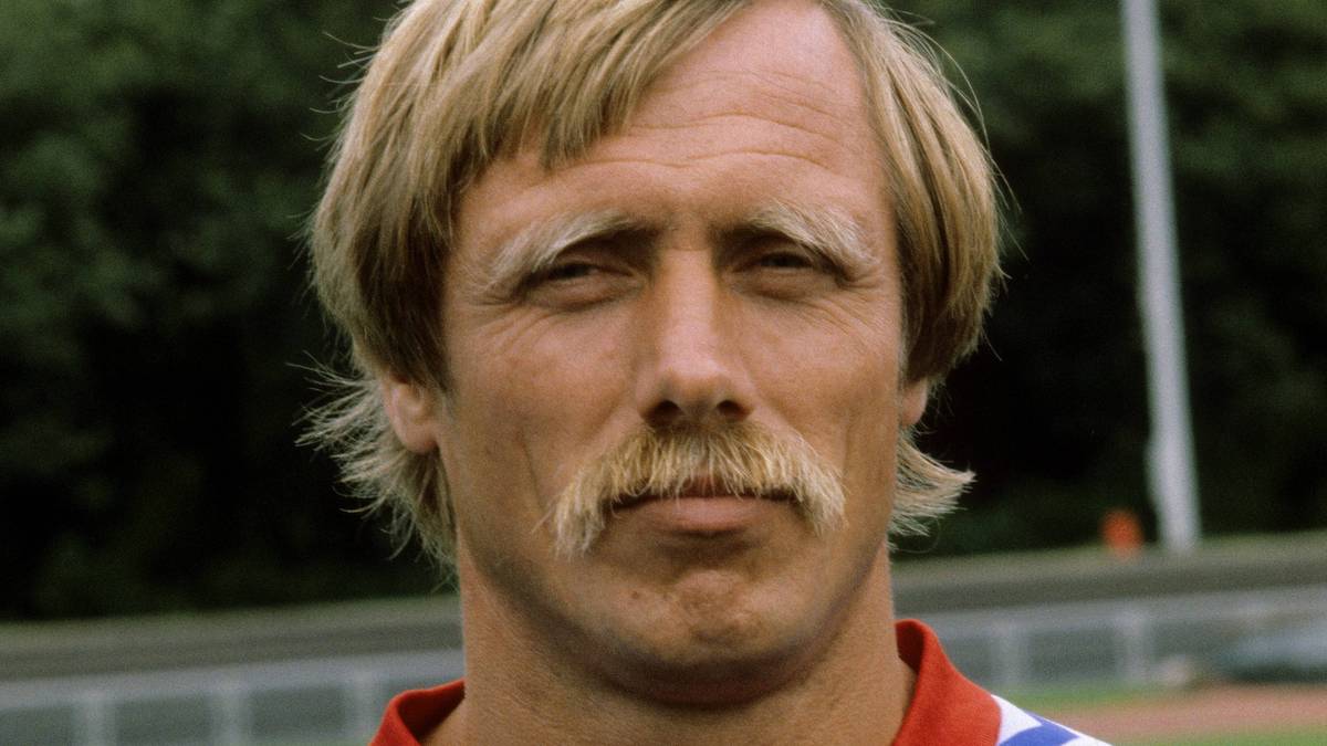 SIGFRIED HELD, Stürmerlegende des BVB, ließ 1979 seine Karriere in Uerdingen ausklingen. Zehner der deutschen WM-Teams 1966 und 1970, hängende Spitze, für Bayer 05 noch 62 Bundesliga-Spiele, drei Tore