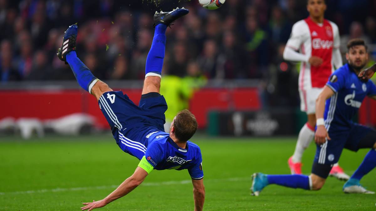 BENEDIKT HÖWEDES: Auch der Kapitän kann das 04-Spiel zu keinem Zeitpunkt ordnen, immerhin mit Körpersprache. Versucht sich in der Offensive mit einem artistischen Fallrückzieher, aber auch mit schlimmem Distanzschuss ins Nirwana - SPORT1-Note: 4