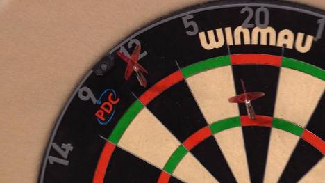 Nathan Aspinall spielt am dritten Spieltag der Premier League of Darts im Achtelfinale acht perfekte Darts, verliert dennoch das Leg gegen Weltmeister Luke Humphries. 