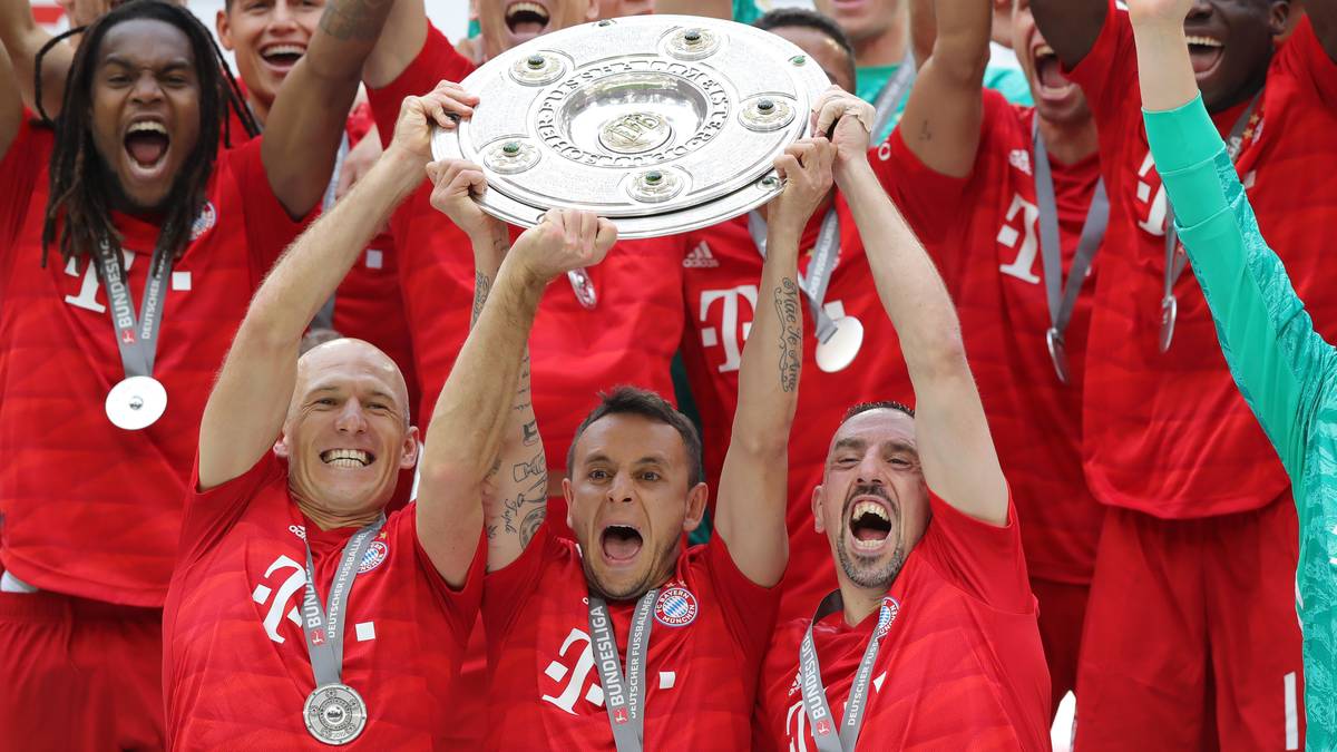 Um 17.38 Uhr heben Rafinha, Ribéry und Robben gemeinsam die Schale in die Höhe. Was für ein Moment! Die Party kann beginnen