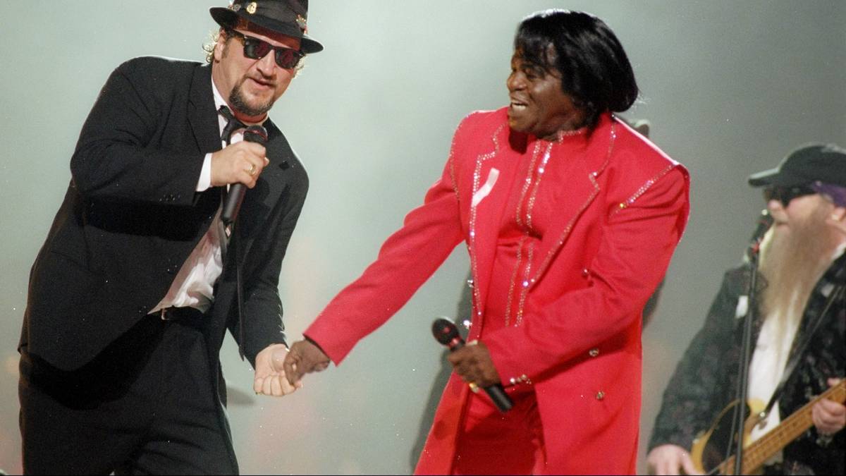 Der unvergessene James Brown (l.) ist 1997 am Start - in ungewöhnlicher Kombination mit Blues-Brothers-2000-Darsteller James Belushi (r.)