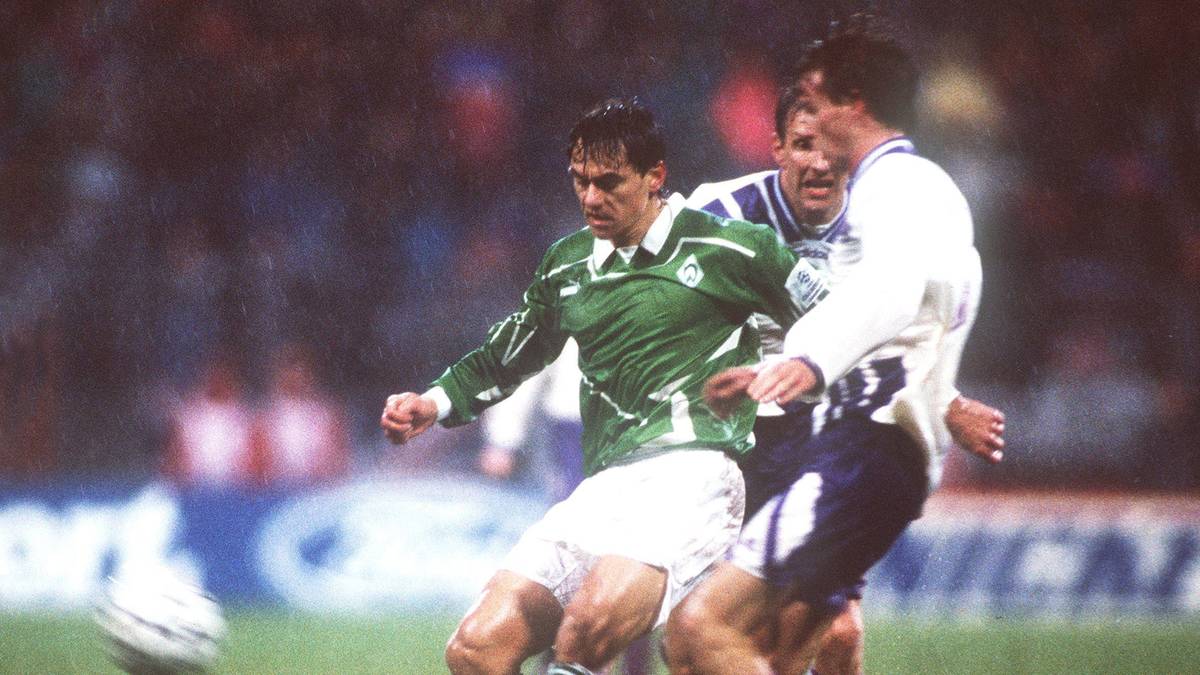 PLATZ 6: Werder Bremen - RSC Anderlecht 5:3 - Eines der legendären Bremer Europapokal-Wunder entwickelt sich am 8. Dezember 1993 im Weserstadion. Werder liegt im Viertelfinal-Hinspiel gegen RSC Anderlecht zur Pause bereits mit 0:3 hinten, dreht nach dem Seitenwechsel dann aber richtig auf. Wynton Rufer (66.), Rune Bratseth (72.), Bernd Hobsch (80.), Marco Bode und erneut Wynton Rufer (89.) lösen einen Jubelorkan an der Weser aus