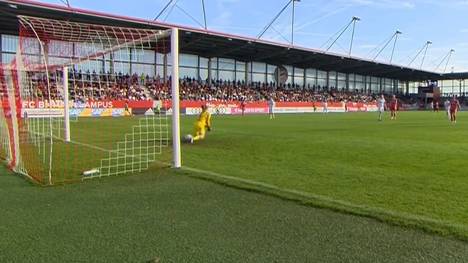 Bayern tut sich lange gegen die Gäste aus Meppen schwer. Meppens-Keeperin patzt aber verheerend und lässt einen schwachen Schuss unter dem Körper durchrutschen und sorgt für den 3:1-Sieg der Bayern.