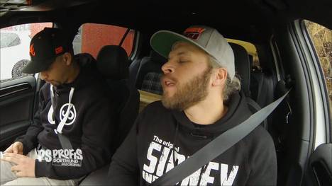 Dominik will Power! Und die Dortmunder liefern Power! Sid und JP liefern in dieser Folge insgesamt 1500 PS! Aufgeteilt auf drei Powerlimousinen. Die PS PROFIS suchen die schnellste und schönste Limousine, die das Budget hergibt: 28.000 Euro hat der Speditionskaufmann zusammengespart, die jetzt in vier Räder mit ordentlich Schmalz investiert werden können.
