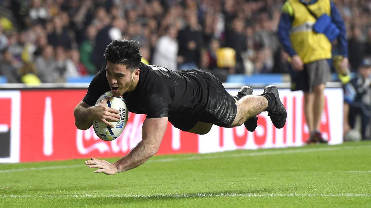 Nehe Milner-Skudder belohnt die Dominanz der All Blacks am Ende der ersten Halbzeit mit dem ersten Versuch. Zur Pause liegt Neuseeland mit 16:3. Die 16 Punkte sind neuer Halbzeit-Finalrekord in der WM-Geschichte