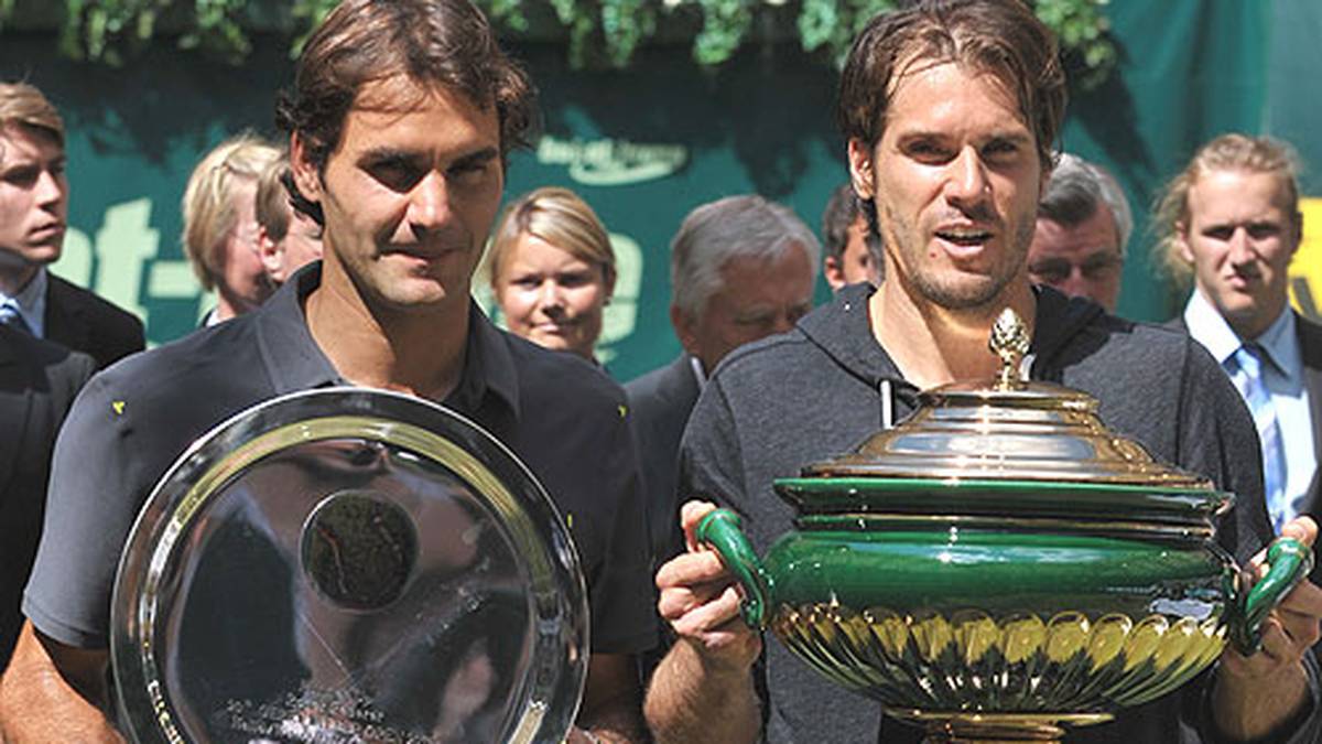 Dann wird er vom DOSB nicht für das olympische Turnier in London nominiert, obwohl er vom Tennisweltverband ITF eine Wildcard erhält. Es wären seine dritten Olympischen Spiele gewesen. Seine Form stellt er zuvor in Halle unter Beweis. Haas gewinnt zum zweiten Mal das Rasen-Turnier. Im Finale entzaubert er Roger Federer (l.)