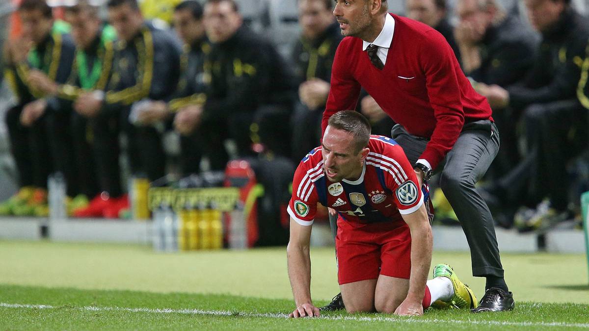 Guardiola ist vielseitig begabt. Im Pokalfinale 2014 gegen Borussia Dortmund übernimmt er den Job des Masseurs. Der Coach knetet den angeschlagenen Franck Ribery kurz durch und schickt ihn wieder auf das Spielfeld 