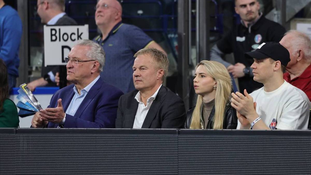 Joachim Herrmann (Innenminister Bayern ), Dr. Carsten Bissel (Aufsichtsratsvorsitzender des HC Erlangen) Anika Bissel und Manuel Neuer schauen zusammen das Spiel