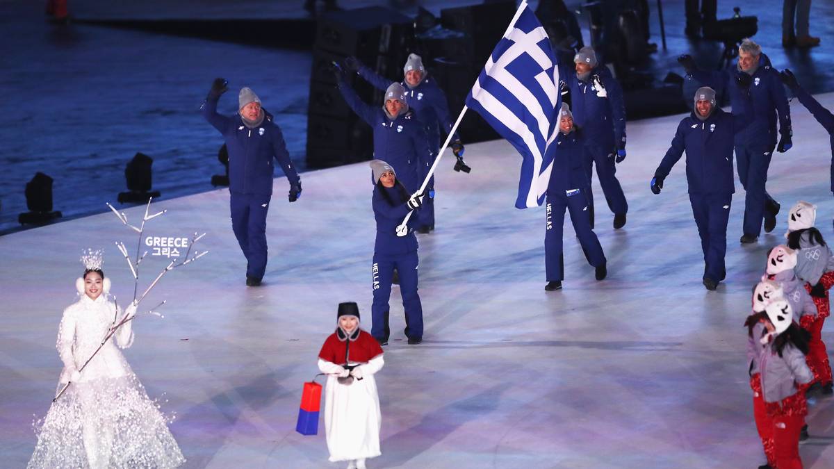 Nach den ersten Feierlichkeiten beginnt der Einlauf der Nationen. Skifahrerin Sophia Ralli hat die Ehre, Griechenland an erster Stelle ins Stadion zu führen