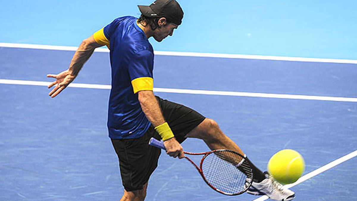 Für Haas bedeutet es aber nicht den Weltuntergang, er nimmt es locker. Eine Große Ehre wird ihm drch die ATP zuteil. Sie ehrt ihn mit der Auszeichnung zum Comeback des Jahres. Wie gut Haas drauf ist, zeigt er im Dezember, als er sich beim Tennis-Fußball ablenkt...