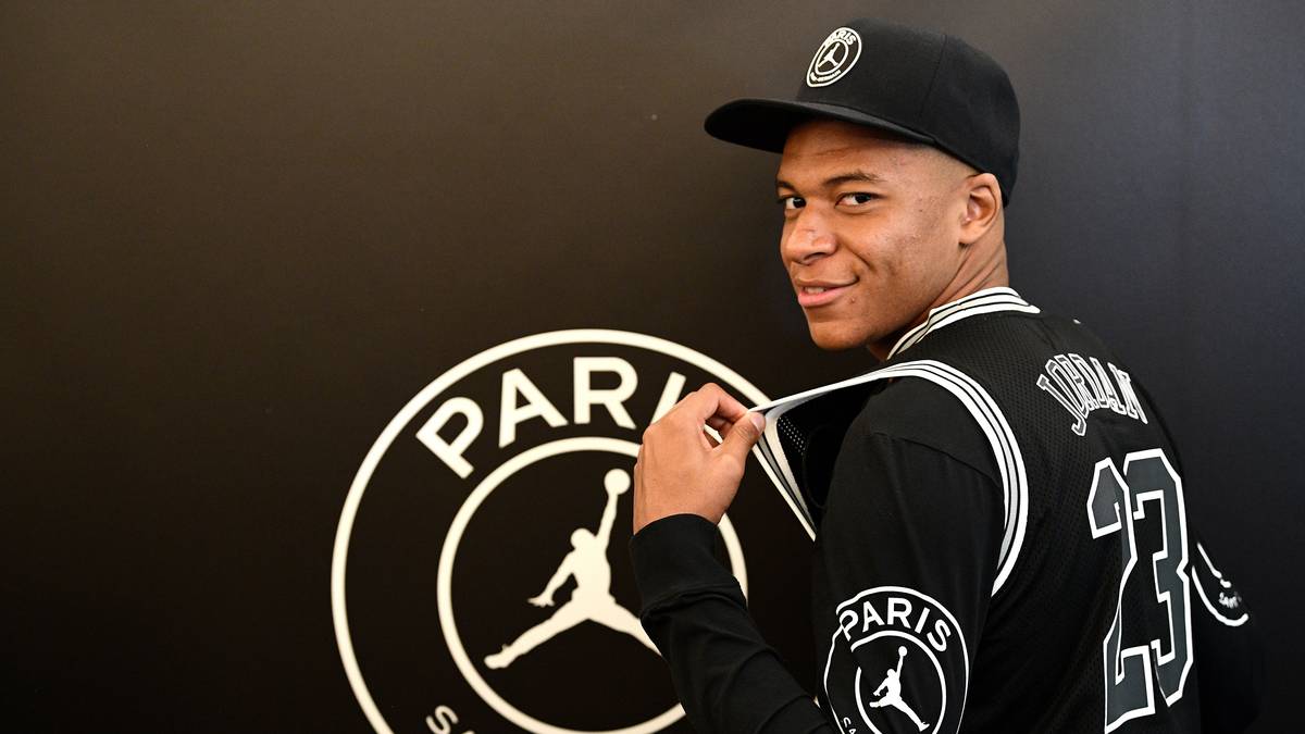 Doch das ist nicht alles. Im Rahmen der Kooperation werden auch Basketball-Trikots mit der legendären Nummer 23 von Superstar Michael Jordan aufgelegt - Mbappe ist begeistert