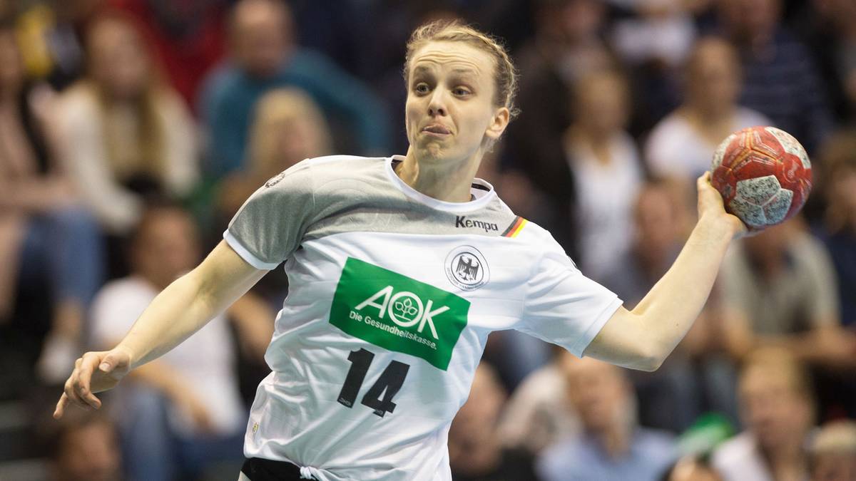 AUF ABRUF - STELLA KRAMER: Die Dortmunderin hofft ebenfalls auf eine Nominierung.Gefühlt hat Biegler aber schon genügend Rechtsaußen in seinem Kader. Wird schwer für die 28-Jährige