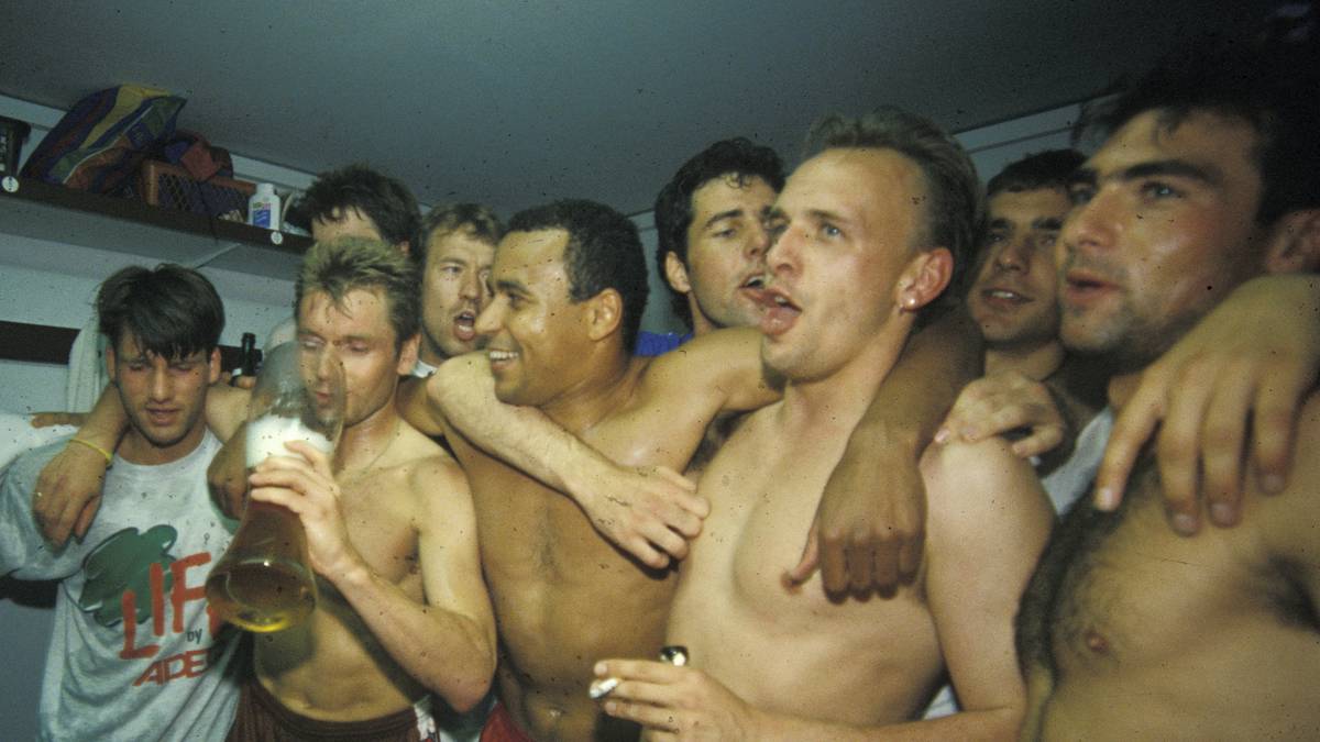 Vor seiner Zeit beim HSV spielt der 49-Jährige bei seinem Heimatverein Würzburger Kickers, dem 1. FC Kaiserslautern und dem FC St. Pauli. Mit den Kiezkickern steigt Hollerbach erst ab, darf dann aber 1995 den Wiederaufstieg feiern