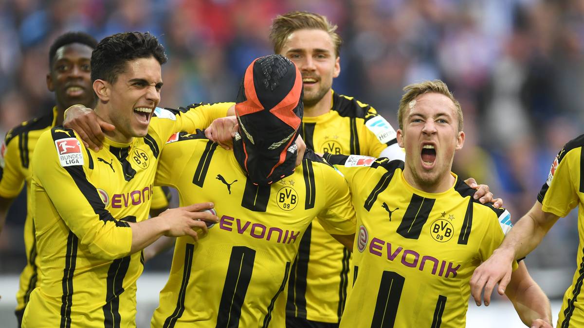 APRIL 2017: Aubameyang zieht nach seinem Führungstreffer im Derby gegen Schalke (1:1) eine Maske seines Sponsors über und verärgert damit BVB-Ausrüster Puma. Laut Medienangaben soll die Höhe der Geldstrafe zwischen 50.000 und 100.000 Euro liegen