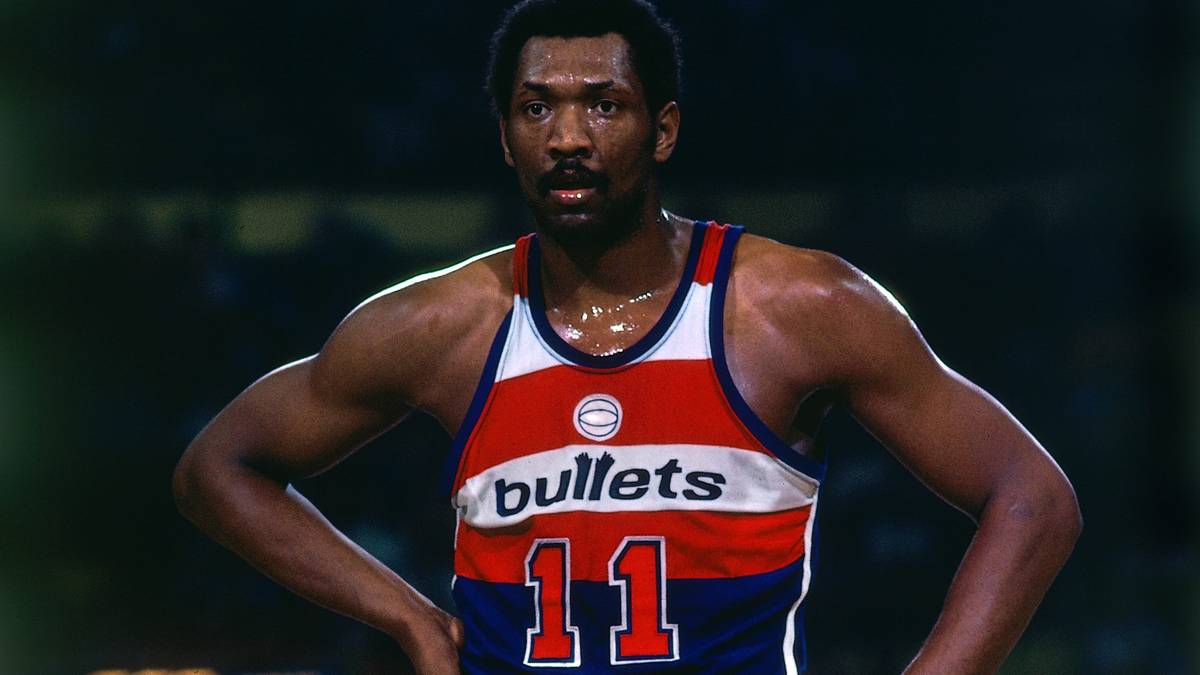 Washington liegt als Titelverteidiger gegen NBA-Neuling San Antonio mit 1:3 hinten und wird aber dem Motto der Meistersaison gerecht: "The opera ain't over until the fat lady sings". Sie singt weiter, doch in den Finals gegen Seattle verstummt sie. Die Titelverteidigung der Bullets mit Elvin Hayes platzt mit 1:4