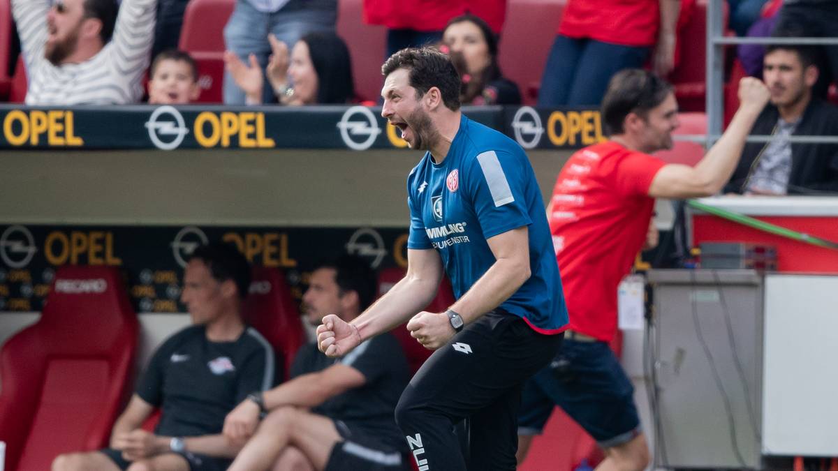 Mainz-Coach Sandro Schwarz kann es kaum fassen. 3:0! Er schreit seine Freude heraus. Durch den Dreier ist die Rettung der Rheinhessen greifbar nahe gerückt