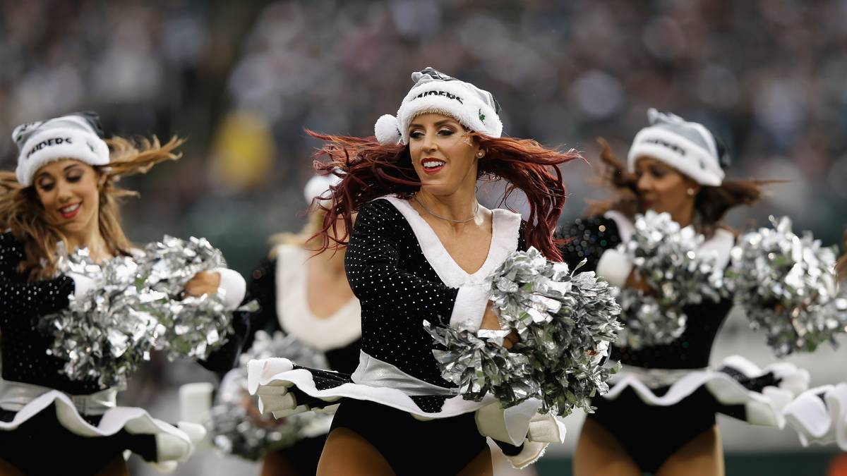 Die Raiderettes ziehen nach. Diesen Schönheiten ist definitiv wärmer. Uns auch
