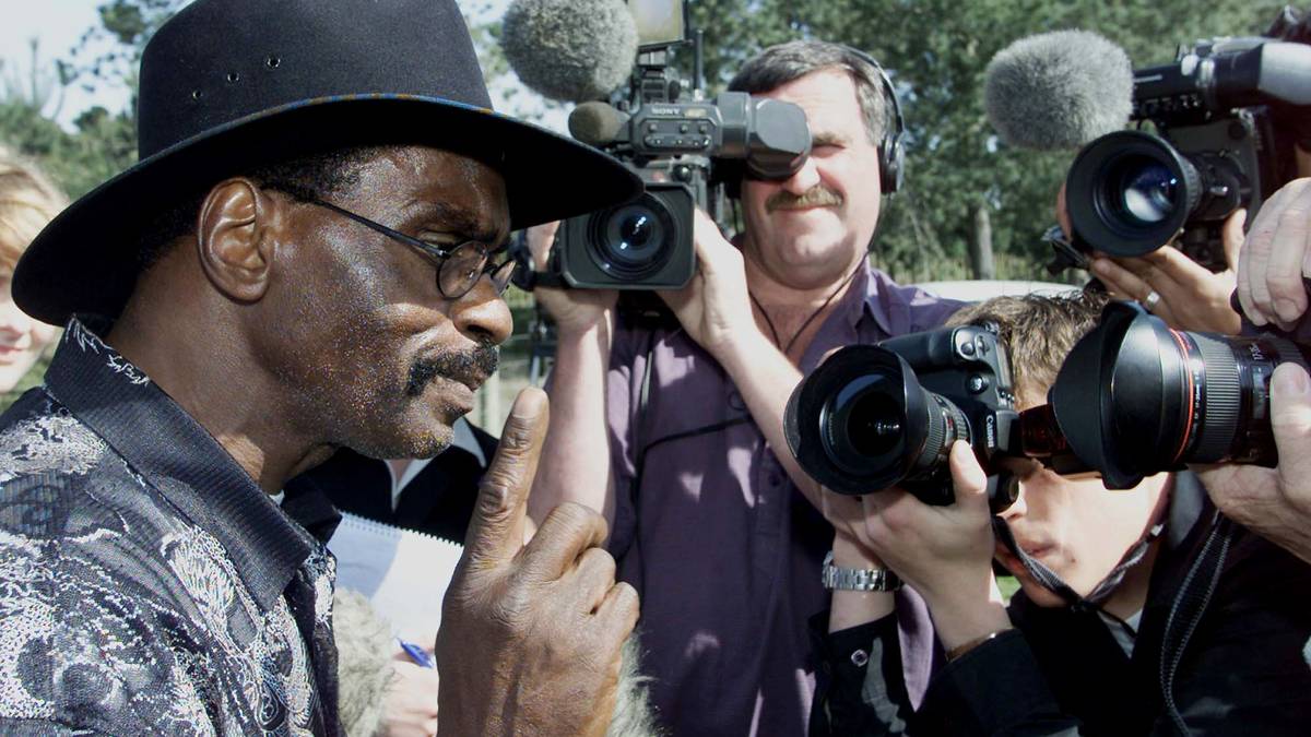 Box-Idol Muhammad Ali widmete Carter einen WM-Kampf, Bob Dylan schrieb das Lied "Hurricane" für den unschuldig inhaftierten Boxer. Nach fast 19 Jahren Haft wurde Carter in der zweiten Neuaufnahme des Verfahrens freigesprochen. 2014 starb er im Alter von 76 Jahren
   