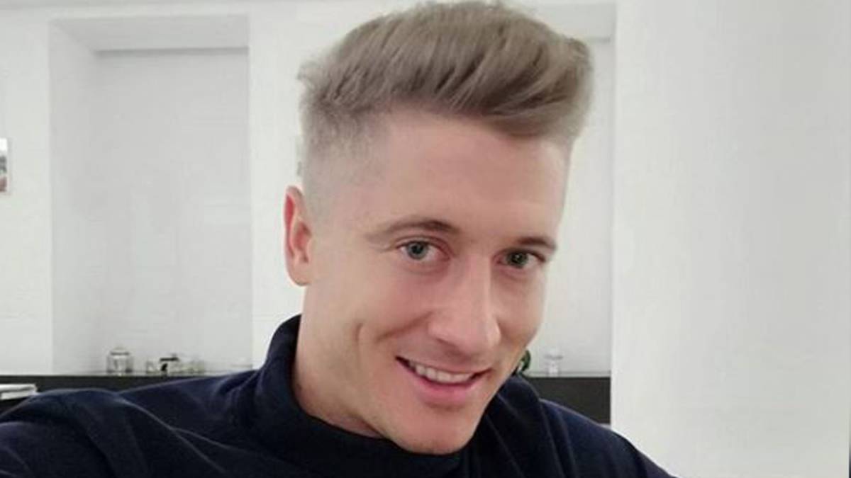 Na wer ist das denn? Gleich zweimal muss man bei Bayern Stürmerstar Robert Lewnandowski hinschauen bis man ihn wirklich erkennt. Seine graublonden Haare sind irgendwo zwischen Opa-Look und Marco-Reus-Double anzusiedeln