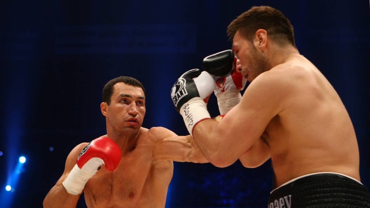 WLADIMIR KLITSCHKO: Lewis trat als aktueller Champion ab. Erst als Klitschko im Juni 2009 Chagaev in der zweiten Runde erstmals in dessen Profikarriere zu Boden schlug und der Russe in der neunten Runde aufgeben musste, gab es einen anerkannten Erben der Lineal Championship
