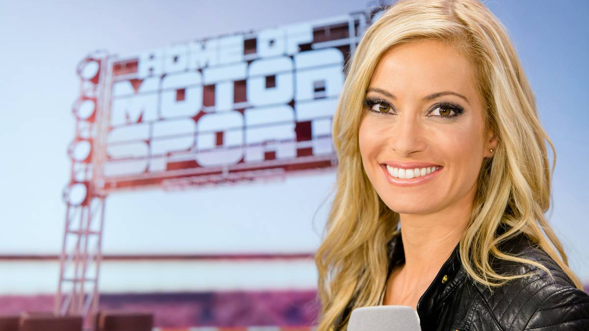 Sarah Valentina Winkhaus wuchs als Tochter eines Italieners und einer Deutschen in Düsseldorf auf. In Passau und Bologna studierte sie Kulturwirtschaft und BWL 