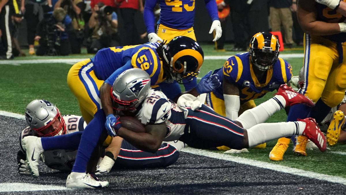 ... und schmeißt sich in die Endzone. TOUCHDOWN!