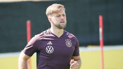 Gegen die Ukraine bestreitet die Deutsche Nationalmannschaft ihr 1000. Länderspiel. Zu diesem Anlass wurde ein Sondertrikot entworfen, was im Anschluss an das Spiel versteigert werden soll.