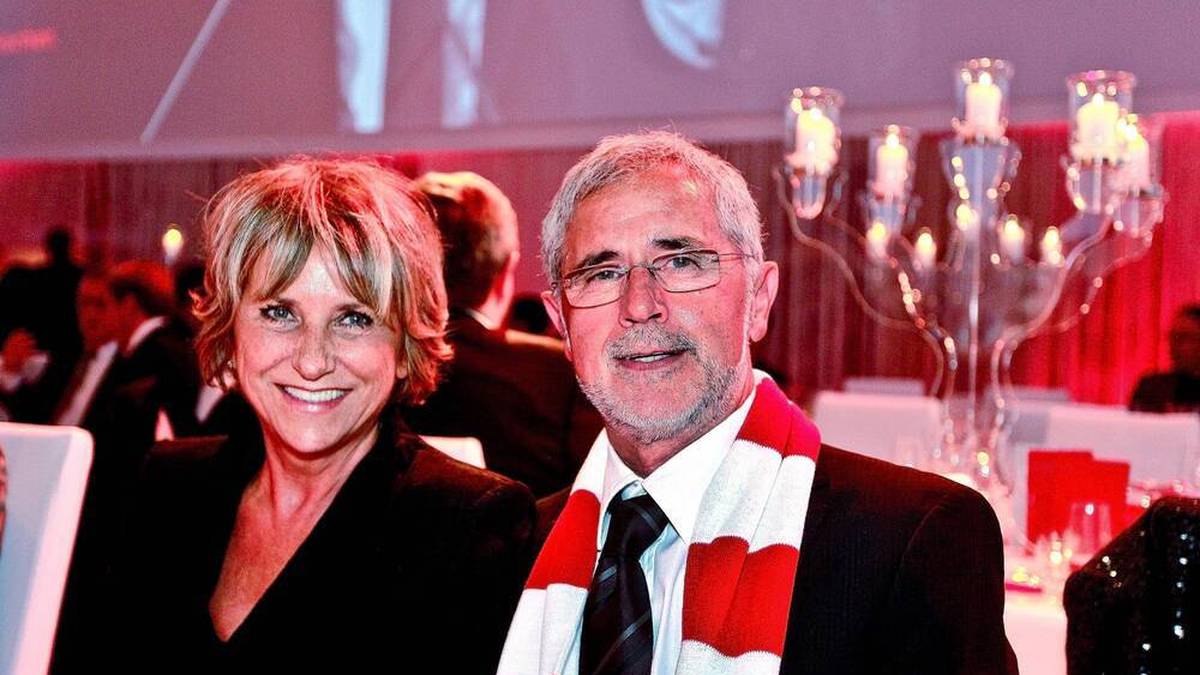 Angesichts seines 75. Geburtstags hat Ehefrau Uschi Müller über die "traurige Lage" der deutsche Fußball-Ikone gesprochen. Ihr Mann sei "ruhig und friedlich, muss glaube ich auch nicht leiden. Er schläft langsam hinüber." Fest steht dennoch: Die Fußball-Welt wird den "Bomber der Nation" auch nach seinem Tod niemals vergessen