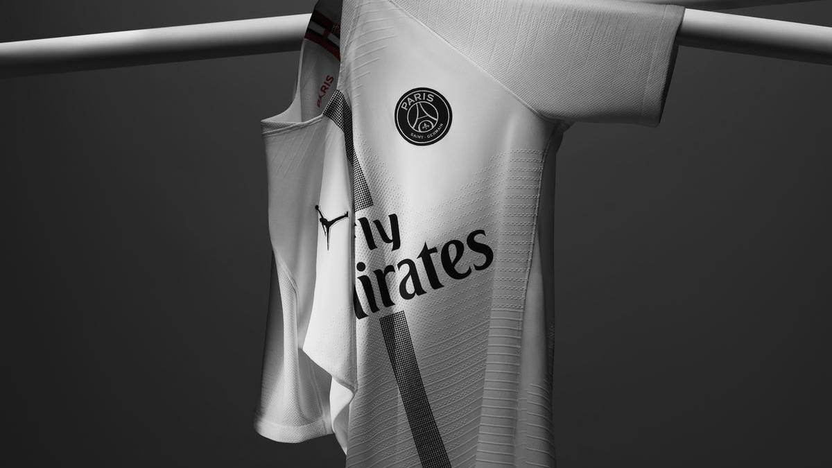 Nur für die Königsklasse gibt es sogar ein eigenes Heim- und Auswärtstrikot, die Varianten sind klassisch in schwarz und weiß gehalten