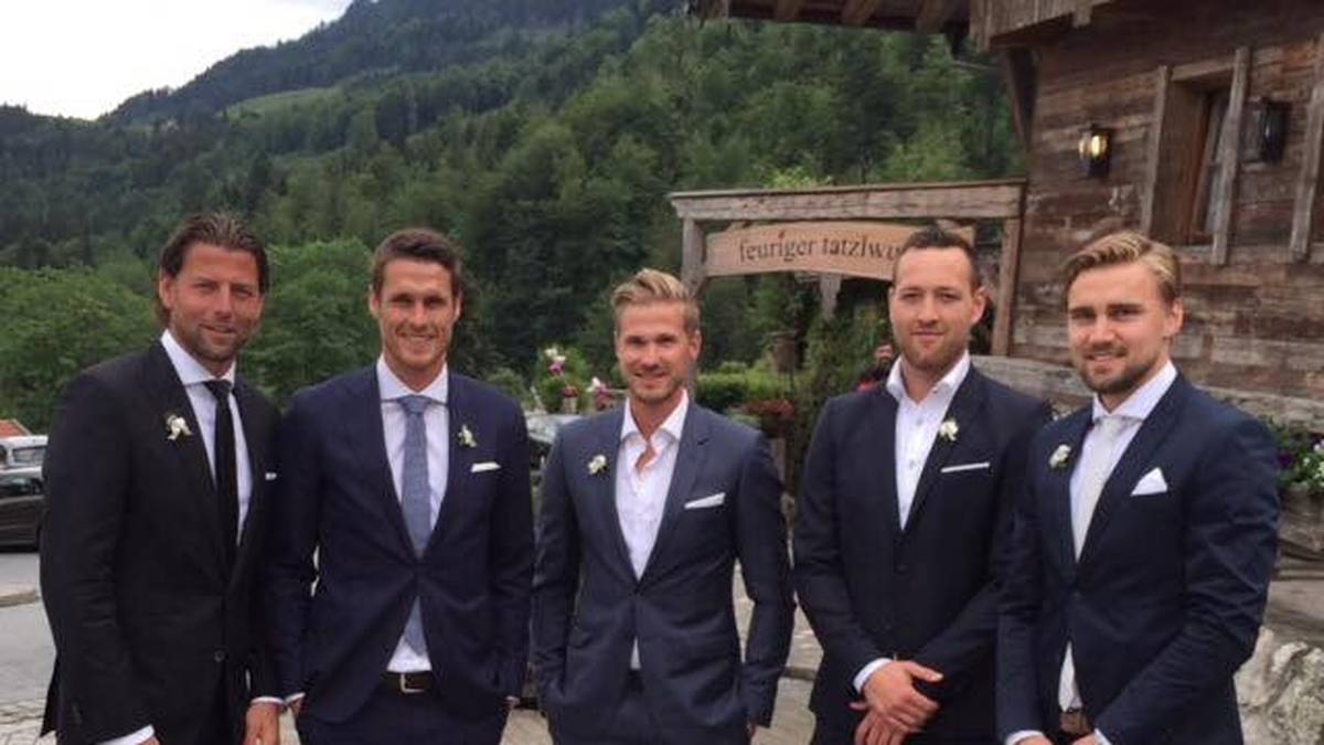 Unterstützung bekommt das BVB-Ass an seinem großen Tag von aktuellen und ehemaligen Teamkollegen. Roman Weidenfeller, Sebastian Kehl, Oliver Kirch, Julian Schieber und Marcel Schmelzer bei der "Taktikbesprechung"