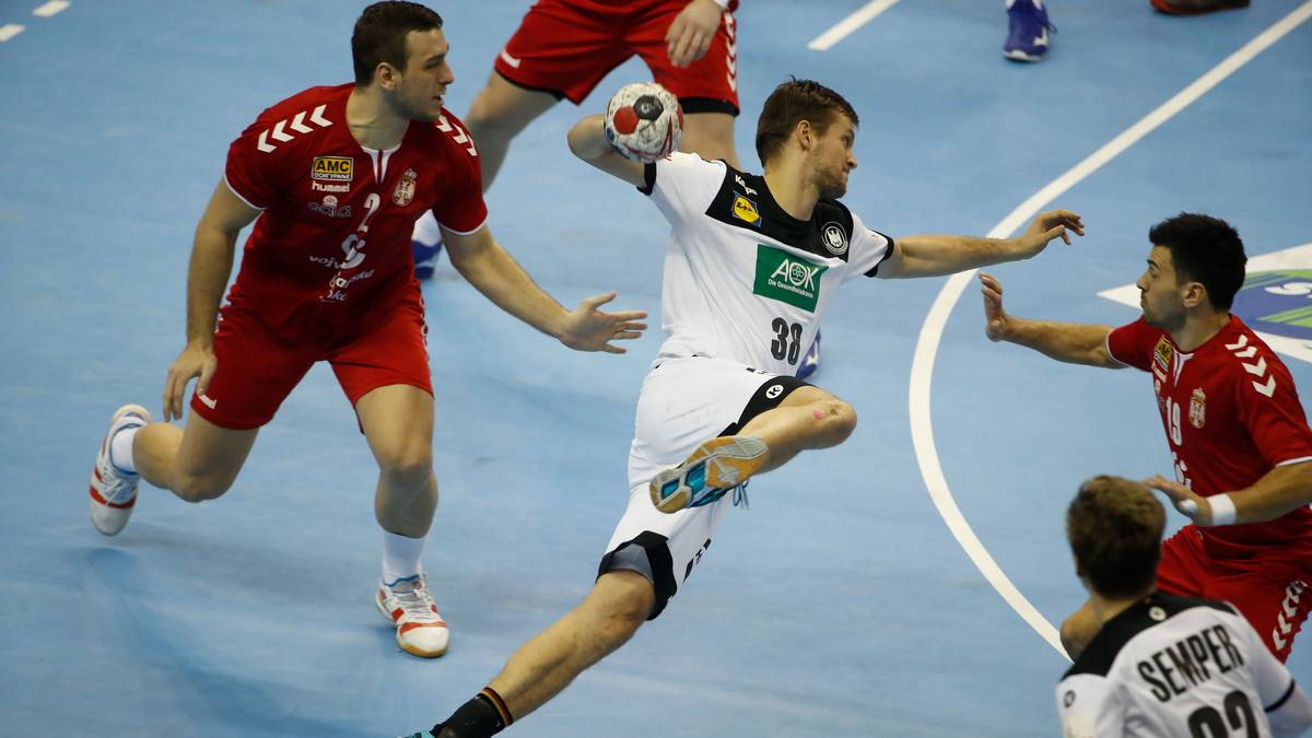 FABIAN BÖHM: Der Unglücksrabe des Frankreich-Spiels kam nach der Pause auf die Platte und hinterließ erneut Licht und Schatten. Böhm agierte mutig und traf drei Mal, leistete sich aber auch zwei Fehlpässe bei 7 gegen 6, die für zwei serbische Treffer ins leere Tor sorgten