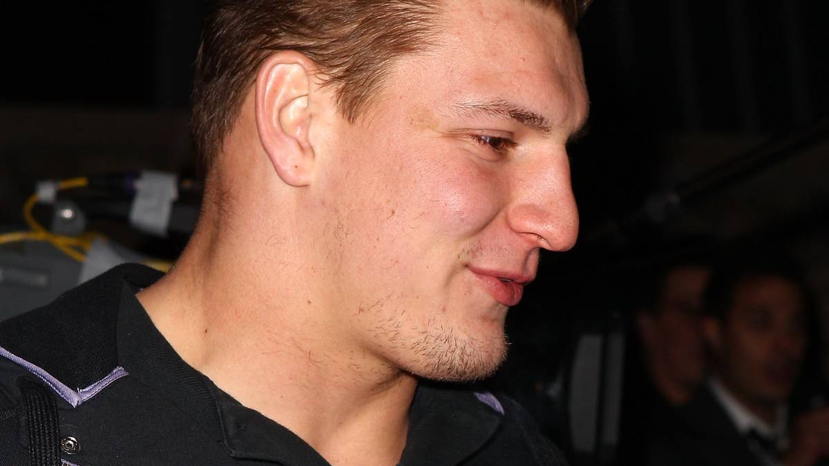 Am 25. Juli 2010 unterschrieb Gronkowski bei den Patriots einen Vierjahresvertrag über 4,4 Millionen Dollar. Eine Erfolgsgeschichte sollte beginnen. Denn schon in seiner ersten Saison konnte der Tight End mehrere Ausrufezeichen setzen. Seine Bilanz in der regulären Saison von 42 gefangenen Pässen für 546 Yards konnte sich durchaus sehen lassen