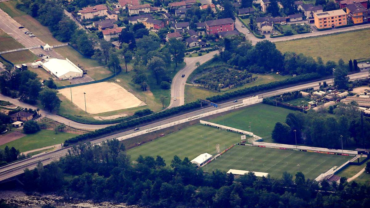 ...die vor neugierigen Blicken mit Sichtschutzplanen umzäunt sind. Am alten Flughafen steht das Zelt für Journalisten 
