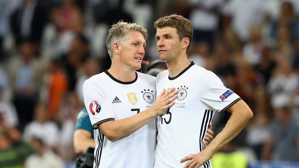 Der Traum, Deutschland nach dem WM- auch zum EM-Titel zu führen, ist geplatzt. Drei Wochen nach dem Aus erklärt er seine Nationalmannschaftskarriere für beendet