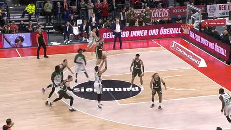 Der FC Bayern München hat in der EuroLeague die erste Heimpleite kassiert. Gegen Panathinaikos Athen unterlag das Team von Gordon Herbert trotz starker Anfangsphase und einem starken Andreas Obst gegen das griechische Topteam. Grund war die überragende Schlussphase von Athen.