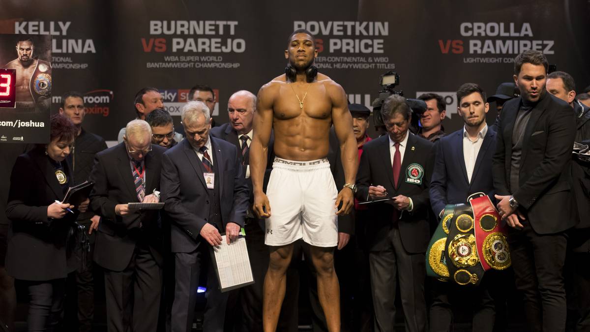 Beim traditionellen Wiegen vor dem Kampf bringt Joshua 109,9 Kilogramm auf die Waage - und damit 2,7 Kilogramm mehr als sein Kontrahent