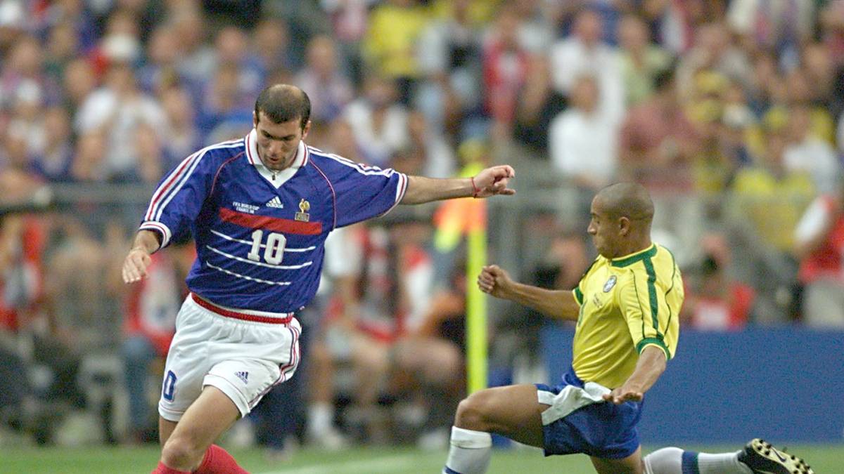 PLATZ 4 - ZINEDINE ZIDANE: Der aktuell Real-Trainer wurde dreimal Weltfußballer und gewann 1998 die WM im eigenen Land. Zwei Jahre später Europameister mit Les Bleus. Auch die Champions League gewann er einmal - im Finale gegen Bayer Leverkusen. Zidane entschied die Partie durch ein Volley-Traumtor
